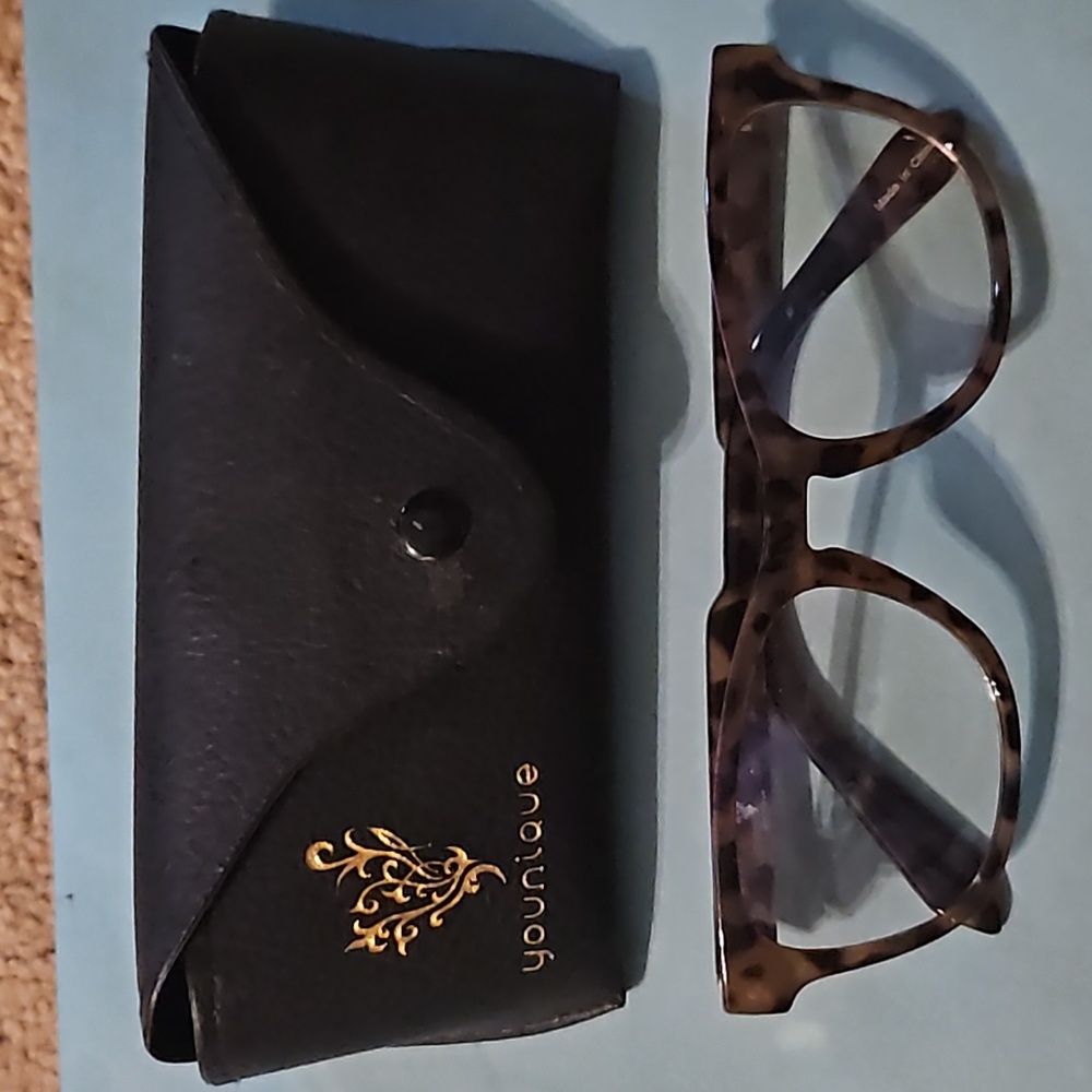 Never worn Younique blue light blocking glasses.
